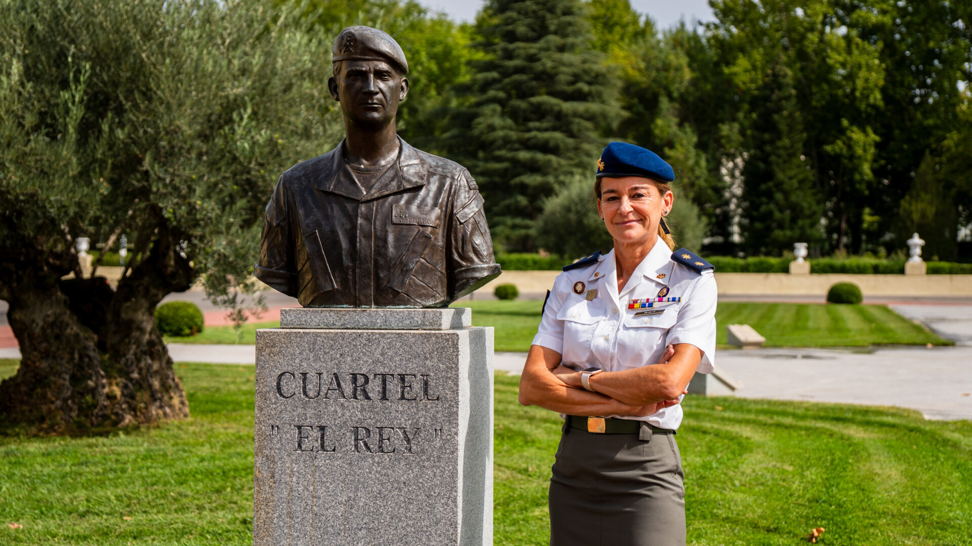 La teniente coronel Villalta González junto al busto del Rey Felipe VI en las instalaciones de la Guardia Real.