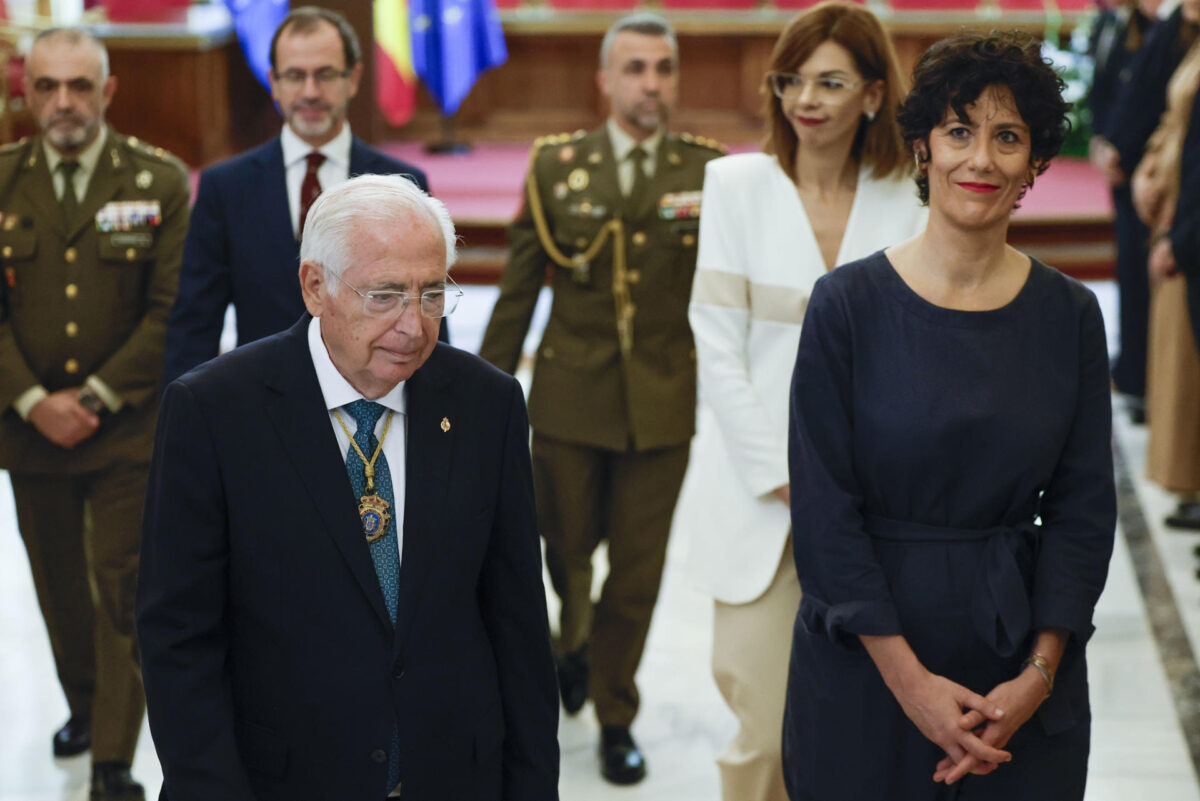 MELILLA (ESPAÑA), 14/10/2026.- El presidente de Melilla, Juan José Imbroda (i) y la ministra de Inclusión y Migraciones, Elma Saiz (d) durante el acto de entrega de la llave de oro de la ciudad celebrado en la Asamblea de la Ciudad Autónoma de Melilla este miércoles. Melilla recibe de nuevo una visita real casi 19 años después con la llegada de los reyes Felipe VI y Letizia en su primer viaje a la ciudad, con el que completan su recorrido por el mapa autonómico español tras viajar a Ceuta el día anterior. EFE/Mariscal