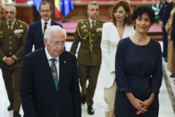 MELILLA (ESPAÑA), 14/10/2026.- El presidente de Melilla, Juan José Imbroda (i) y la ministra de Inclusión y Migraciones, Elma Saiz (d) durante el acto de entrega de la llave de oro de la ciudad celebrado en la Asamblea de la Ciudad Autónoma de Melilla este miércoles. Melilla recibe de nuevo una visita real casi 19 años después con la llegada de los reyes Felipe VI y Letizia en su primer viaje a la ciudad, con el que completan su recorrido por el mapa autonómico español tras viajar a Ceuta el día anterior. EFE/Mariscal