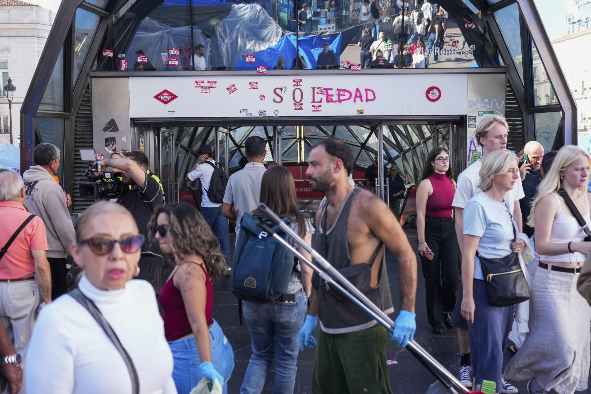 MADRID, 16/10/2026.- Vista del acceso a la estación de Cercanías de Sol, que a diferencia de la de Metro permanece abierta. La estación de Metro de Sol ha cerrado este viernes para realizar labores de limpieza ante la "insalubridad" derivada, según la Comunidad de Madrid, de la acampada por la vivienda en la Puerta del Sol desde hace 21 días, mientras que la estación de Cercanías, situada en la misma plaza, se mantiene operativa. EFE/ Borja Sánchez-Trillo