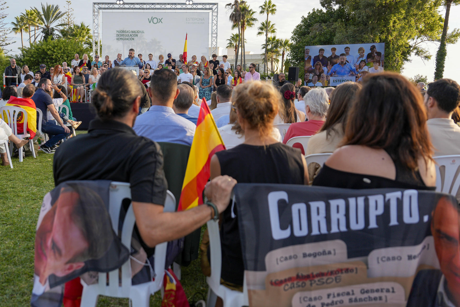 ESTEPONA (MÁLAGA), 11/010/2026.- Asistentes al mitin de Santiago Abascal durante el primer gran acto público del líder de Vox tras la convocatoria de elecciones generales, este domingo en la localidad malagueña de Estepona. EFE/Juan Carlos Domínguez
