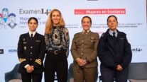 La periodista Aurora G. Mateache con las participantes de la primera mesa