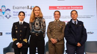 La periodista Aurora G. Mateache con las participantes de la primera mesa