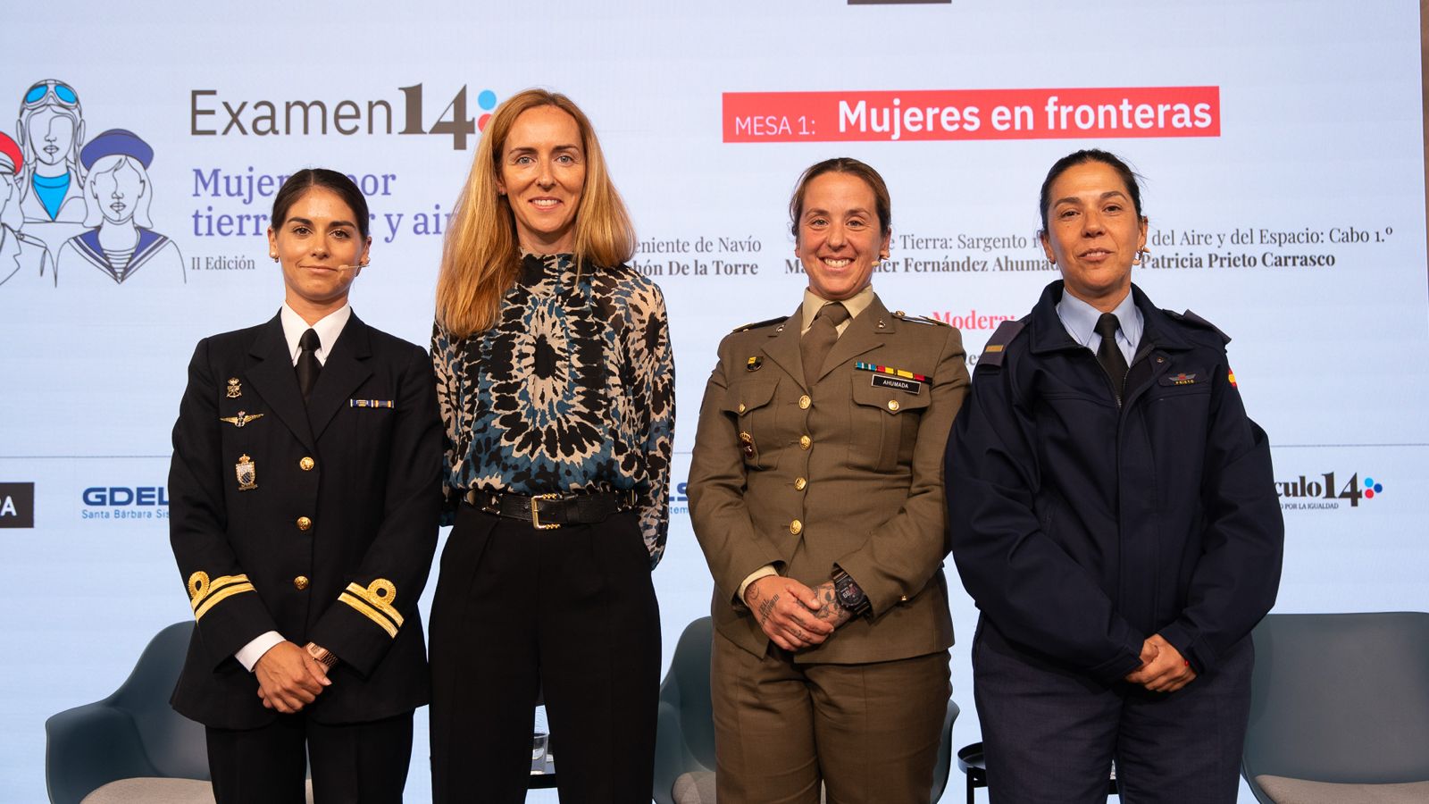 La periodista Aurora G. Mateache con las participantes de la primera mesa