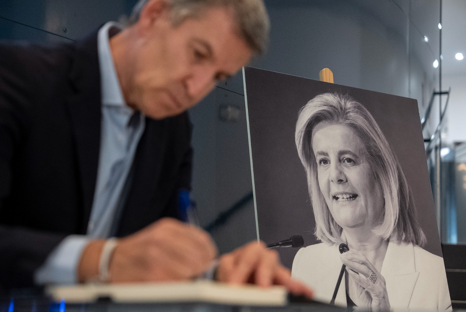 El presidente del PP, Alberto Núñez Feijóo, inaugura el libro de condolencias por Fátima Báñez