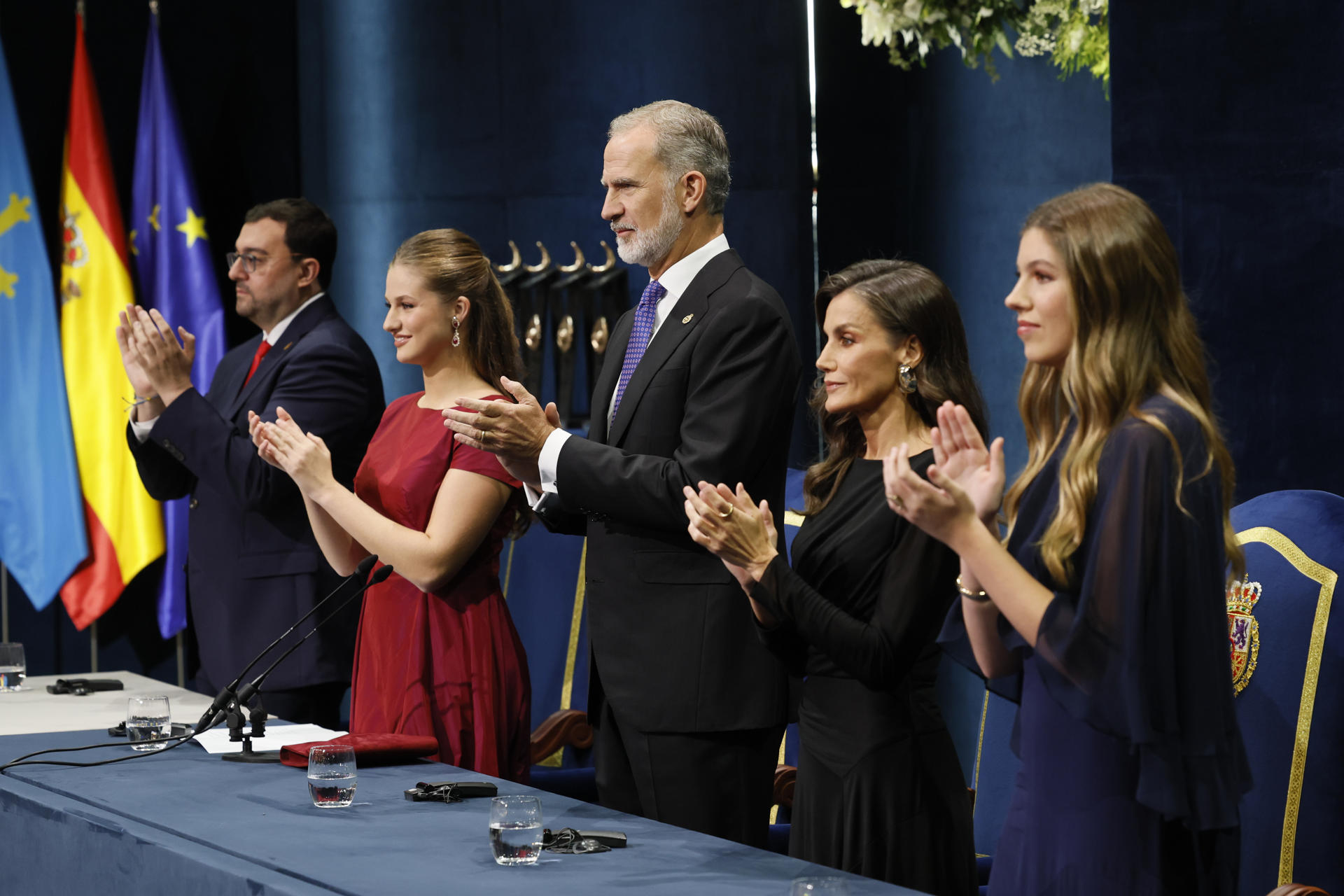 OVIEDO, 23/10/2026.- (i-d) El presidente del Principado de Asturias, Adrián Barbón, la princesa Leonor, el rey Felipe VI, la reina Letizia y la infanta Sofia, durante la ceremonia de entrega de los Premios Princesa de Asturias que se celebra este viernes en el Teatro Campoamor de Oviedo. EFE/Ballesteros.