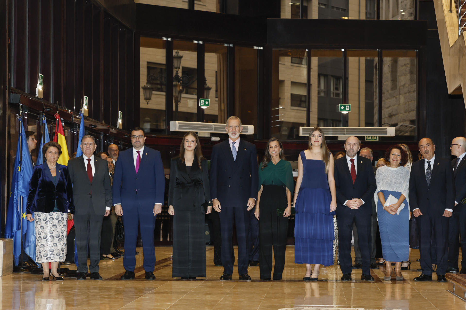 OVIEDO, 22/10/2026.- Los Reyes Letizia (5d) y Felipe VI (5i), acompañados por la Princesa Leonor (4i) y la Infanta Sofía (4d), presiden el XXXIV Concierto Premios Princesa de Asturias en el Auditorio Príncipe Felipe de Oviedo. EFE/ Ballesteros