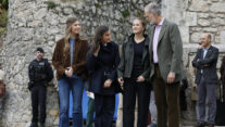 LLANES (ASTURIAS), 24/10/2026.- Los reyes Felipe VI y Letizia junto a la princesa Leonor y la infanta Sofía, visitan Llanes donde este sábado, entregarán el Premio al Pueblo Ejemplar de Asturias 2026 a la Cofradía de Pescadores Santa Ana, distinguida por su trabajo en favor de la sostenibilidad, la innovación, la solidaridad, el estudio y la difusión de la cultura pesquera, y la eficiencia en su modelo de gestión. EFE/ Ballesteros
