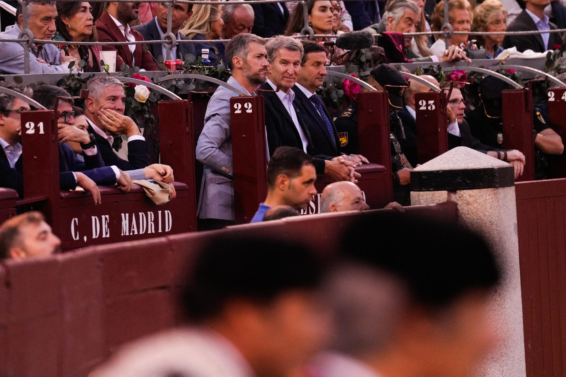 MADRID, 12/10/2026.- El presidente del PP, Alberto Núñez Feijóo (c), asiste a la Corrida de la Hispanidad celebrada este lunes en la plaza de toros de Las Ventas.EFE/ Borja Sánchez-Trillo