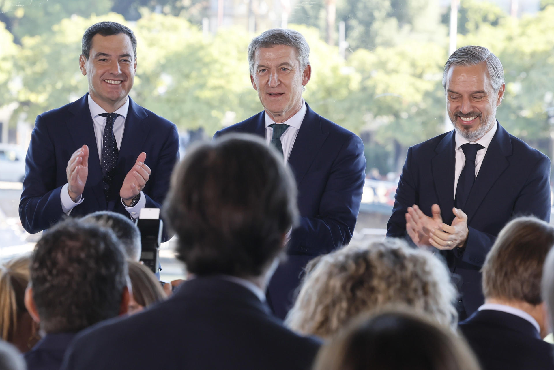 SEVILLA (ESPAÑA), 21/10/2026.- El presidente del PP, Alberto Núñez Feijóo (c), el vicesecretario de Hacienda, Vivienda e Infraestructuras del PP, Juan Bravo (d) y el presidente del PP andaluz y de la Junta de Andalucía, Juanma Moreno (i) participan en un acto electoral celebrado este miércoles en Sevilla. EFE/ José Manuel Vidal