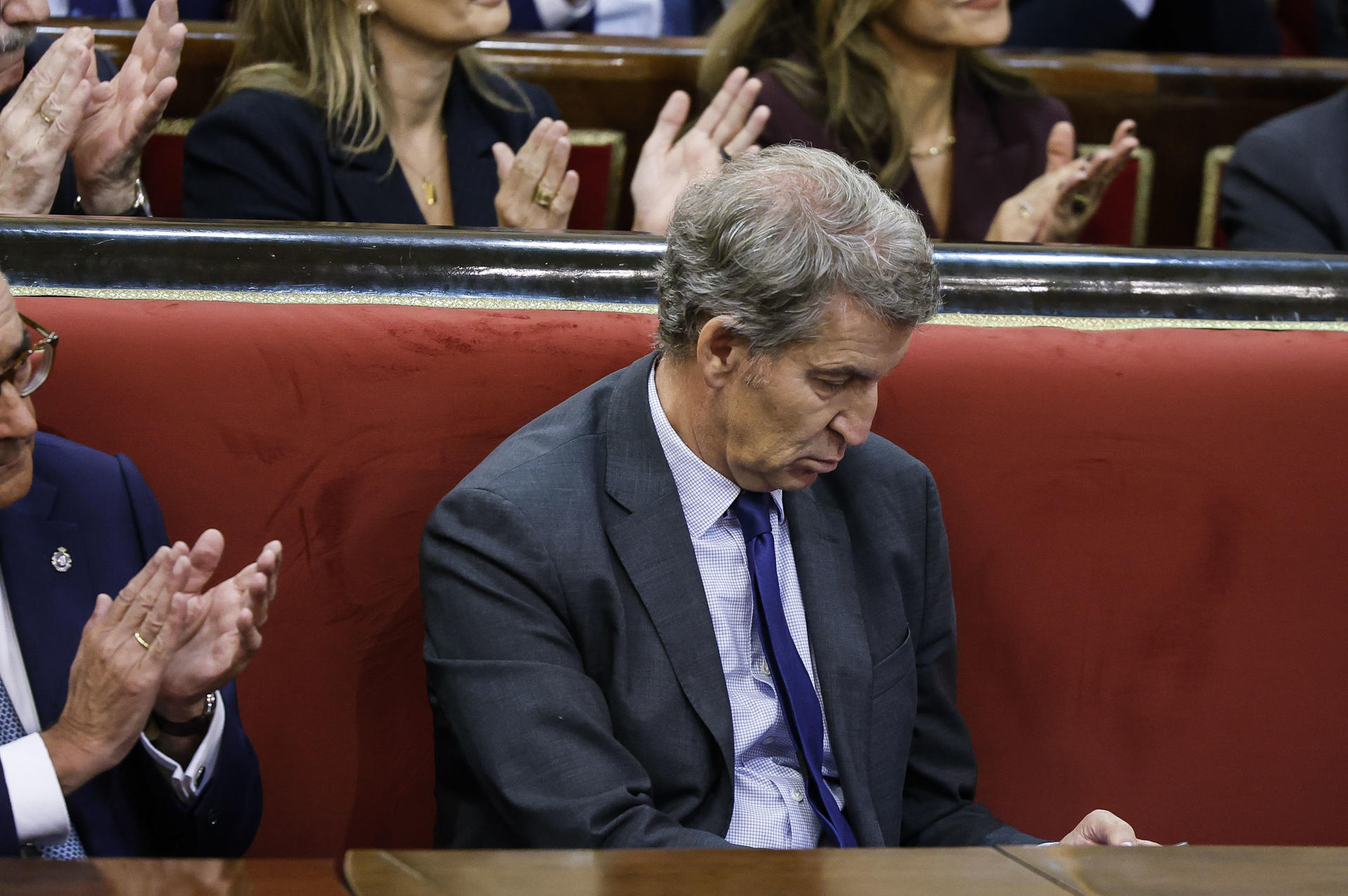 MADRID, 06/10/2026.- El líder del Partido Popular, Alberto Núñez Feijóo (c), revisa su teléfono mientras acompaña a los presidentes de Ceuta, Juan Jesús Vivas, y Melilla, Juan José Imbroda, en el acto de imposición de las medallas de Oro de la Cámara Alta a los presidentes de las ciudades autónomas, este martes, en el Senado. EFE/ Mariscal