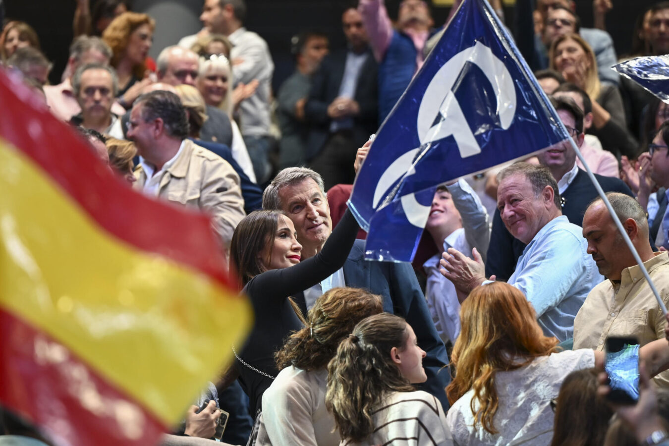MADRID, 10/10/2026.- El líder del Partido Popular (PP), Alberto Núñez-Feijóo (c) durante un acto de precampaña del partido en Madrid, este sábado. EFE/Fernando Villar
