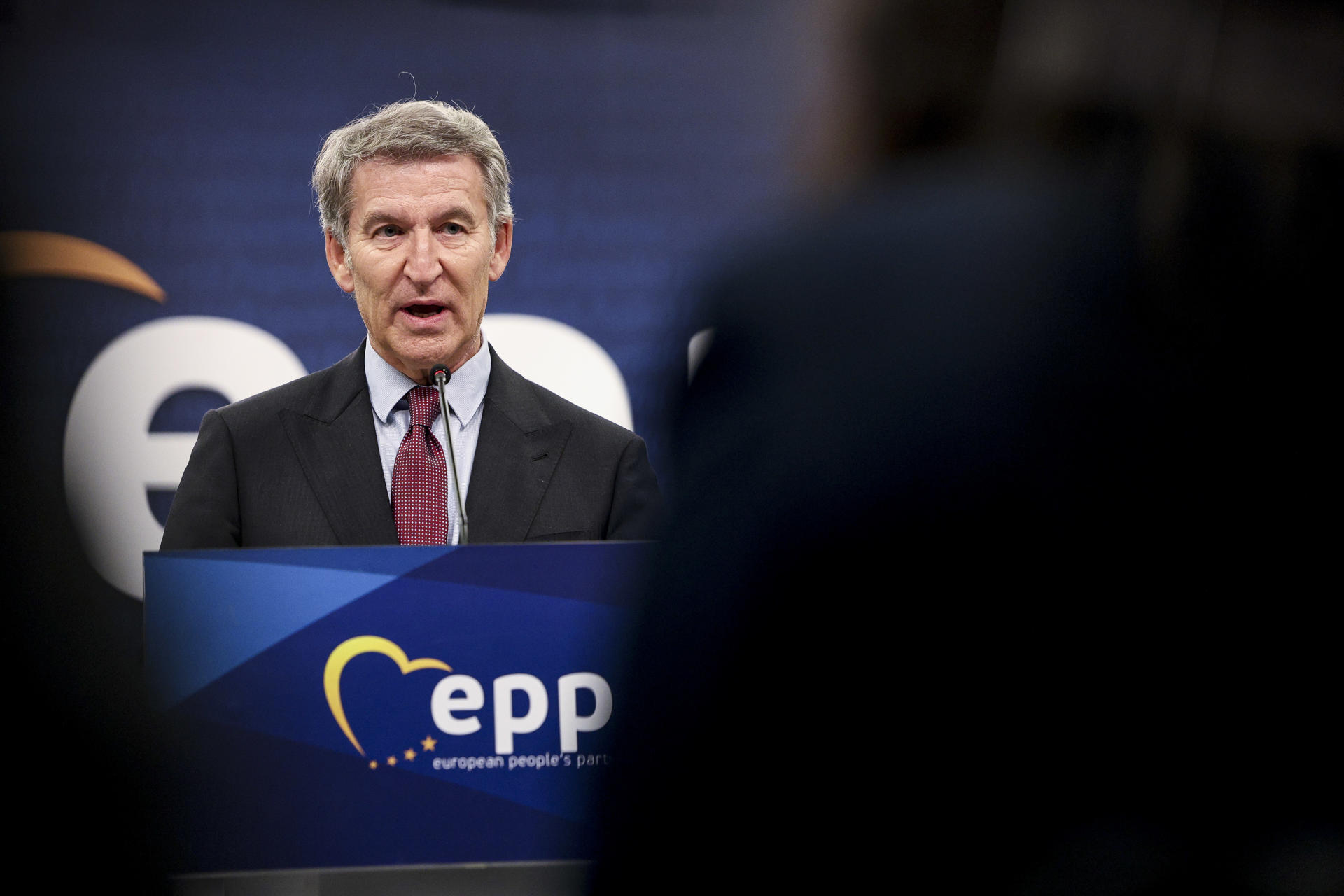 BRUSELAS (ESPAÑA), 15/10/2026.- El presidente del PP, Alberto Núñez Feijóo durante la rueda de prensa tras participar en la cumbre del Partido Popular Europeo celebrada este jueves en Bruselas. EFE/Pablo Garrigós