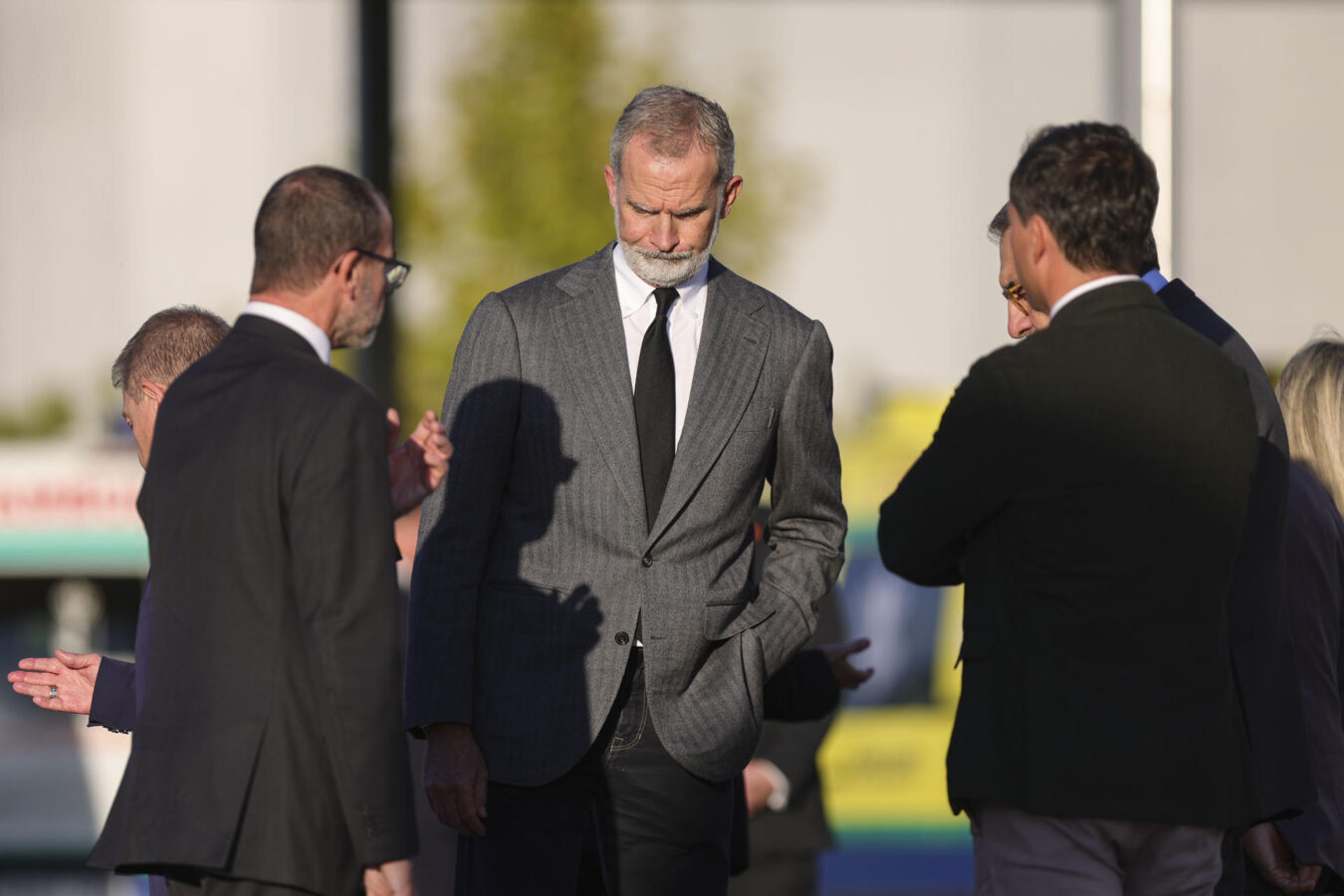 TOLEDO, 29/10/2026.- El rey Felipe VI en el Hospital Universitario de Toledo este jueves, adonde acudió con la reina Letizia para visitar a los heridos en el accidente ferroviario de Urda (Toledo) -en el que fallecieron al menos 69 personas- que se encuentran ingresados en este centro, 15 de ellos en la UCI. EFE/ Ismael Herrero