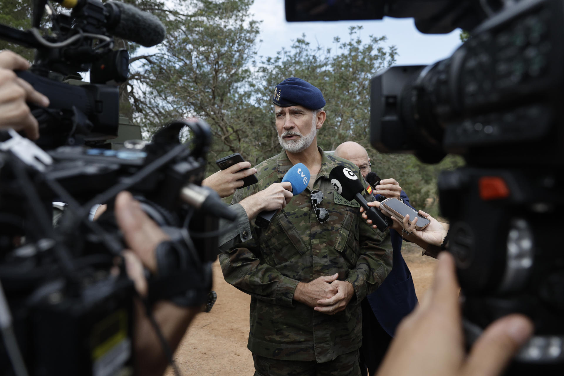 BETERA (VALÈNCIA), 28/10/2026.- El rey Felipe VI ha lamentado el terrible accidente de dos trenes ocurrido esta mañana en Urda (Toledo) y ha expresado el pésame y su tristeza, apoyo y cariño en un momento tan duro, en declaraciones en Bétera (Valencia), donde se encuentra asistiendo a un ejercicio militar. EFE/ Kai Försterling