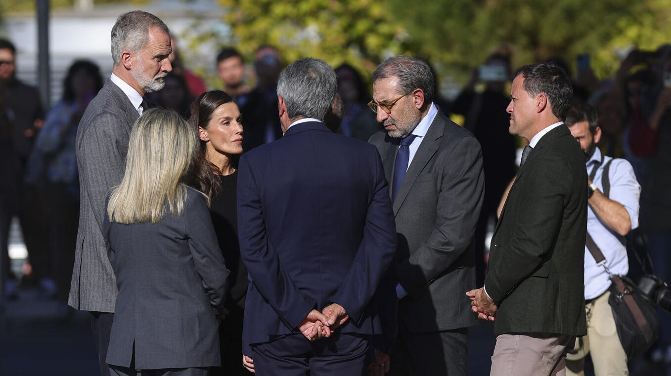 Los reyes a su llegada al Hospital Universitario de Toledo este jueves para visitar a los heridos en el accidente ferroviario de Urda (Toledo). EFE/ Ismael Herrero
