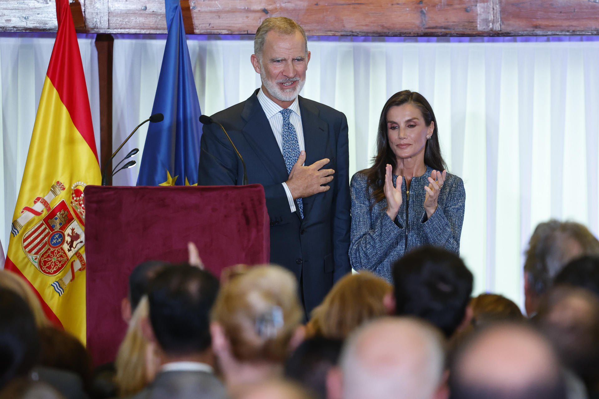 CEUTA, 13/10/2026.- Los reyes Felipe VI y Letizia participan en un encuentro con la sociedad ceutí durante su visita este martes a Ceuta, la primera que realizan a la ciudad, para expresar su apoyo a los ceutíes tras la entrada masiva de personas migrantes a finales del pasado mes de julio. EFE/Chema Moya