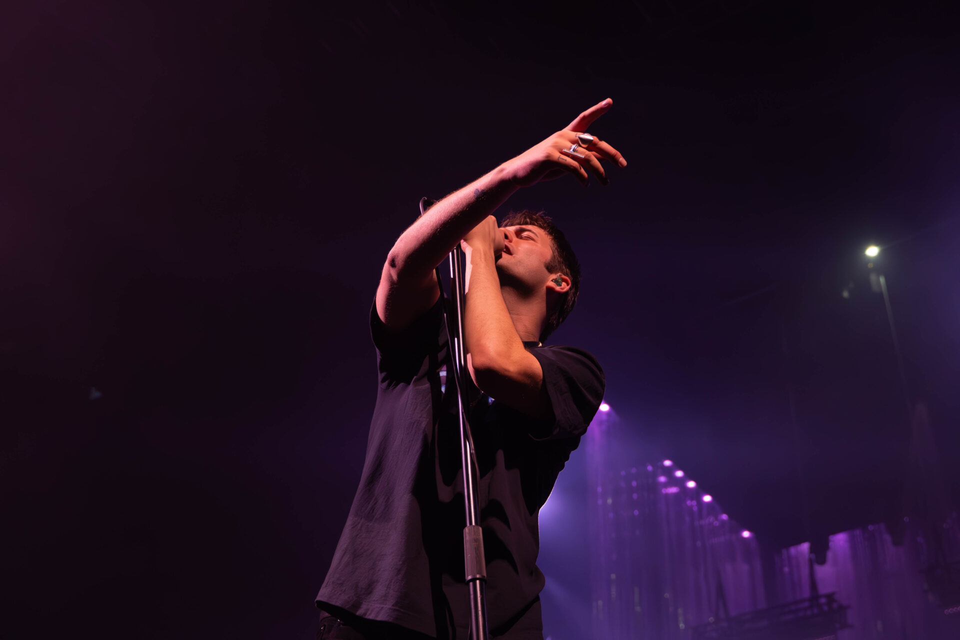 El cantante de la banda irlandesa Fontaines D.C., Grian Chatten, durante su concierto en Madrid