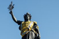 Paris (France), 18/10/2026.- The Statue de la Republique wearing a yellow vest in the aftermath of clashes between riot police and demonstrators during nationwide protests against the high cost of living in the country, in Paris, France, 18 October 2026. (Protestas, Francia) EFE/EPA/MOHAMMED BADRA