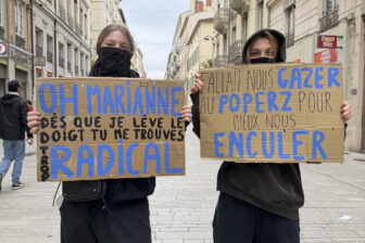 LYON, 17/10/2026.-Las protestas contra el encarecimiento de la vida celebradas este sábado en Francia estuvieron acompañadas de enfrentamientos entre grupos violentos y fuerzas del orden, incendios y daños o asaltos en edificios públicos y comercios en ciudades como París, Marsella (sur), Lyon (sureste) en la imagen, o Lille (noroeste), entre otras. La movilización reunió a decenas de miles de personas en todo el país -500.000 según el sindicato CGT-, a seis meses de las elecciones presidenciales, con reivindicaciones relacionadas con la inflación, el precio de los carburantes y la pérdida de poder adquisitivo-EFE/ Carmen Menéndez