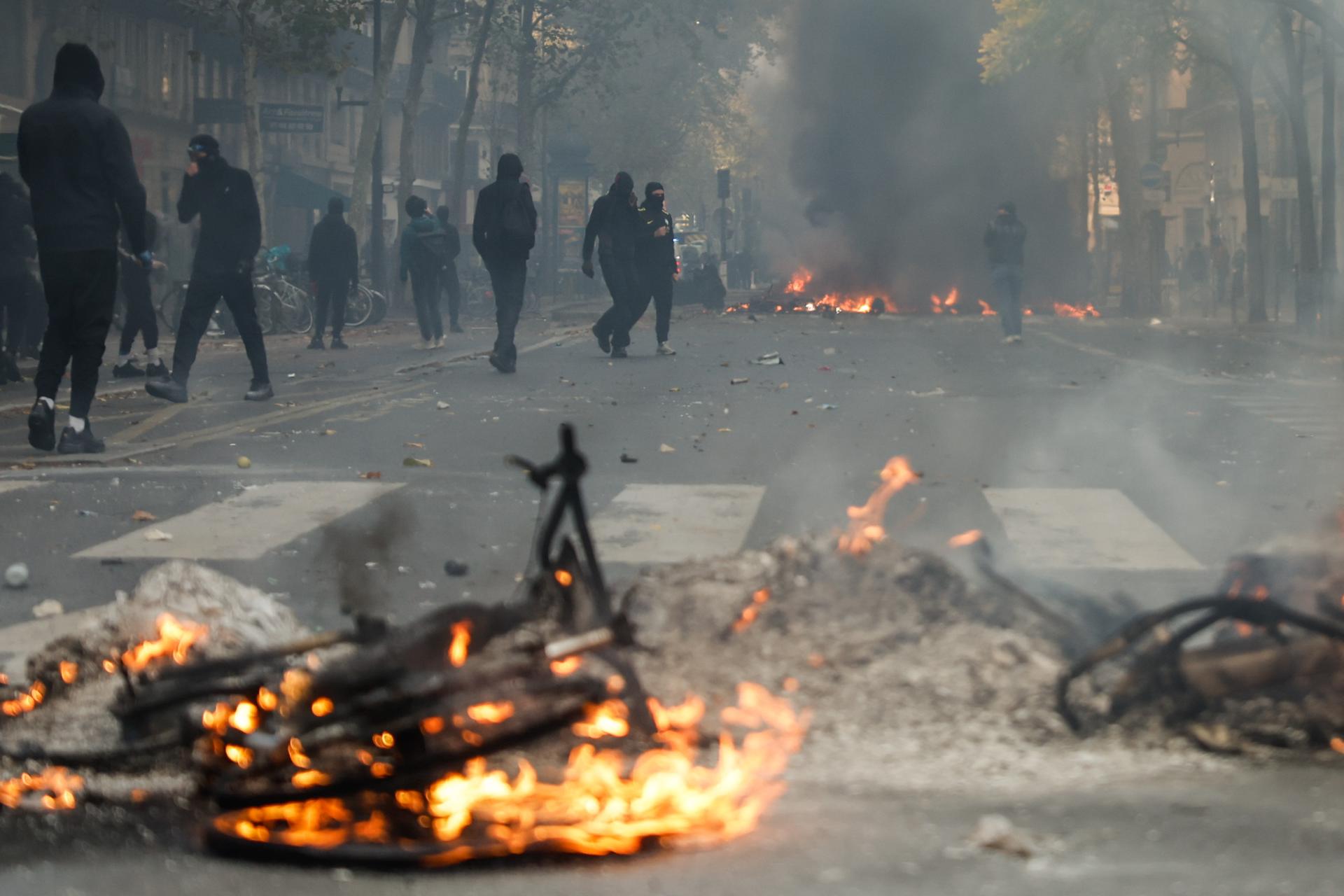 Paris (France), 17/10/2026.- Flames and smoke rise during a demonstration against rising living costs and cuts to public services in Paris, France, 17 October 2026. The nationwide mobilization brought together Yellow Vest (Gilets Jaunes) activists, high school and university students, trade unions and other groups protesting rising living costs, fuel prices and deteriorating public services, while demanding improvements in education and school conditions. (Protestas, Francia) EFE/EPA/MOHAMMED BADRA