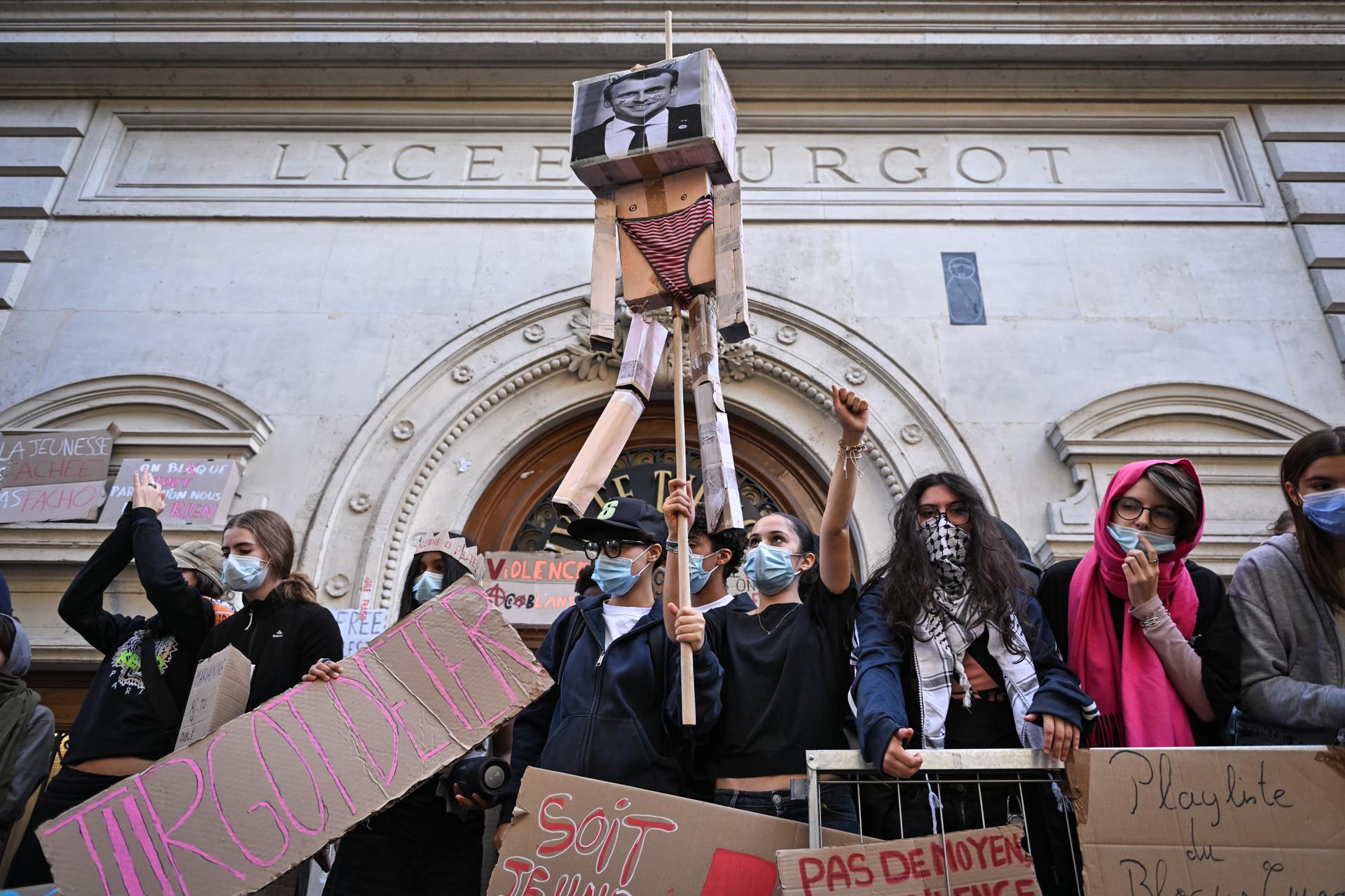 PARIS (France), 05/10/2026.- High school students protest against education conditions while holding an effigy bearing a picture of French President Emmanuel Macron in Paris, France, 05 October 2026. (Protestas, Francia) EFE/EPA/FIRAS ABDULLAH