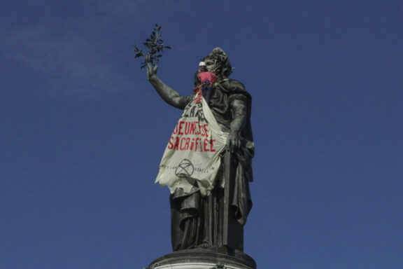 FOTODELDÍA PARÍS (FRANCIA), 06/10/2026.- Miles de personas, la mayoría jóvenes, se concentran este martes en la plaza de la República de París para exigir mejoras en el sistema educativo francés. La manifestación estudiantil de París, la más numerosa de las convocadas este martes que ha reunido en todo el país a al menos 250.000 personas, según los sindicatos, comenzó en la plaza de la República de la capital francesa, en una jornada de reivindicación de mejoras en la educación y de convergencias de luchas contra los recortes en el sector público. Esta revuelta de alumnos de secundaria, que empezó el 17 de septiembre en un liceo de las afueras de París y se expandió después a todo el país para pedir una mejora de las condiciones en los centros y en la organización de los estudios, sucede en plena polémica por las denuncias de violencia policial contra los menores. EFE/ Edgar Sapiña Manchado