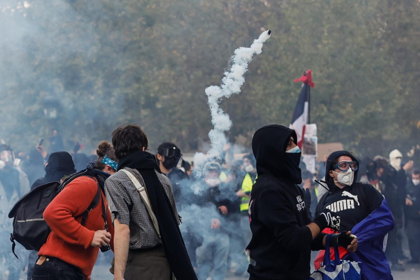 Paris (France), 17/10/2026.- Protesters clash with police guarding access to Place de la Madeleine during a demonstration against rising living costs and cuts to public services in Paris, France, 17 October 2026. The nationwide mobilization brought together Yellow Vest (Gilets Jaunes) activists, high school and university students, trade unions and other groups protesting rising living costs, fuel prices and deteriorating public services, while demanding improvements in education and school conditions. (Protestas, Francia) EFE/EPA/MOHAMMED BADRA