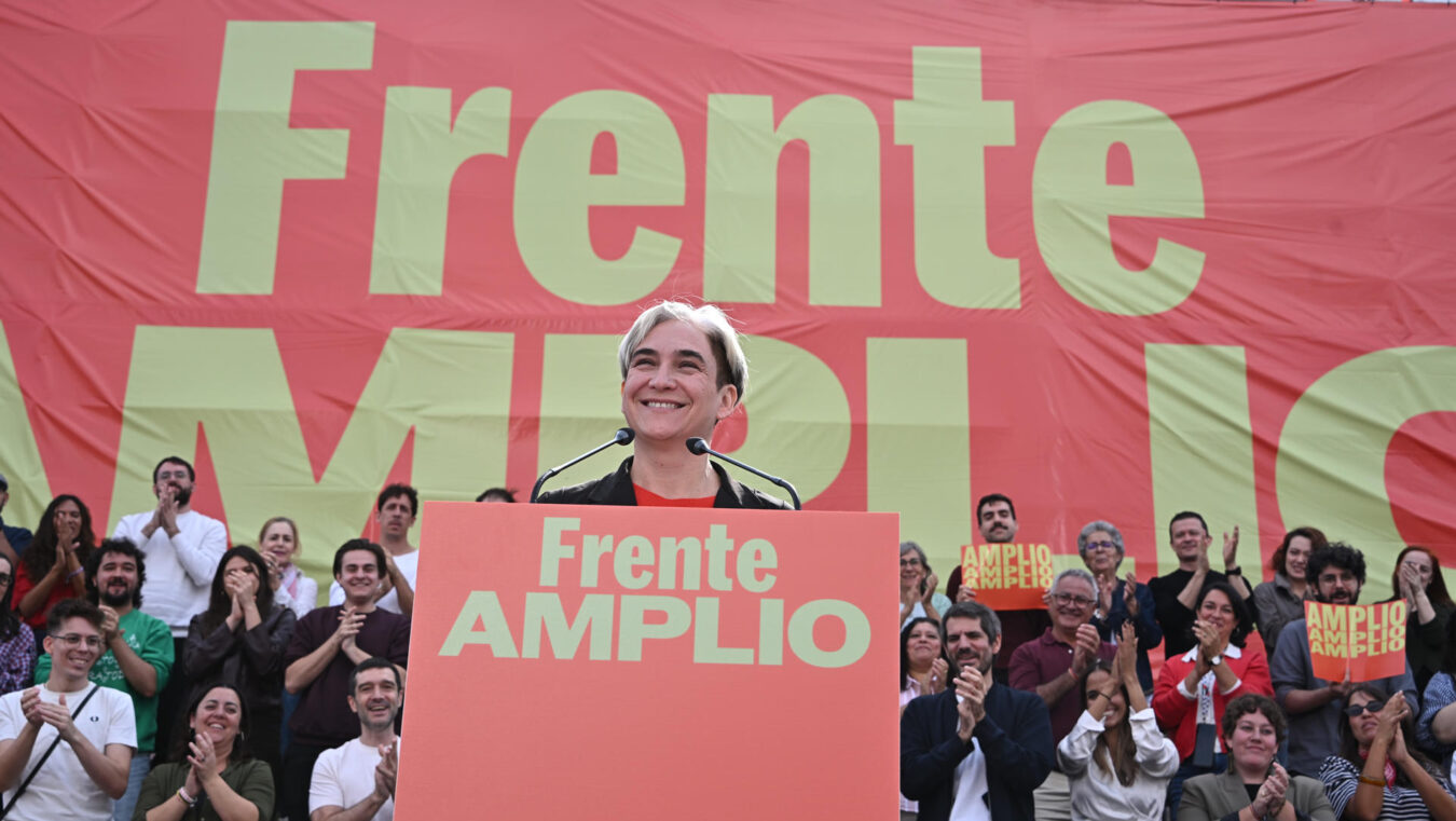 MADRID, 17/10/2026.-Ada Colau (c), candidata de Frente Amplio a las elecciones generales, pronuncia un discurso durante la presentación oficial de la candidatura de la nueva coalición Frente Amplio este sábado en Madrid. EFE/ Fernando Villar