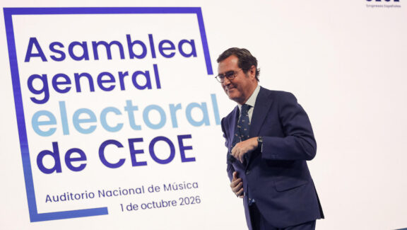 FOTODELDIA MADRID, 01/10/2026.- Antonio Garamendi ha sido reelegido este jueves por aclamación, es decir, sin necesidad de votación, presidente de la CEOE para los próximos cuatro años en lo que será su tercer mandato al frente de la patronal española. EFE/Daniel González