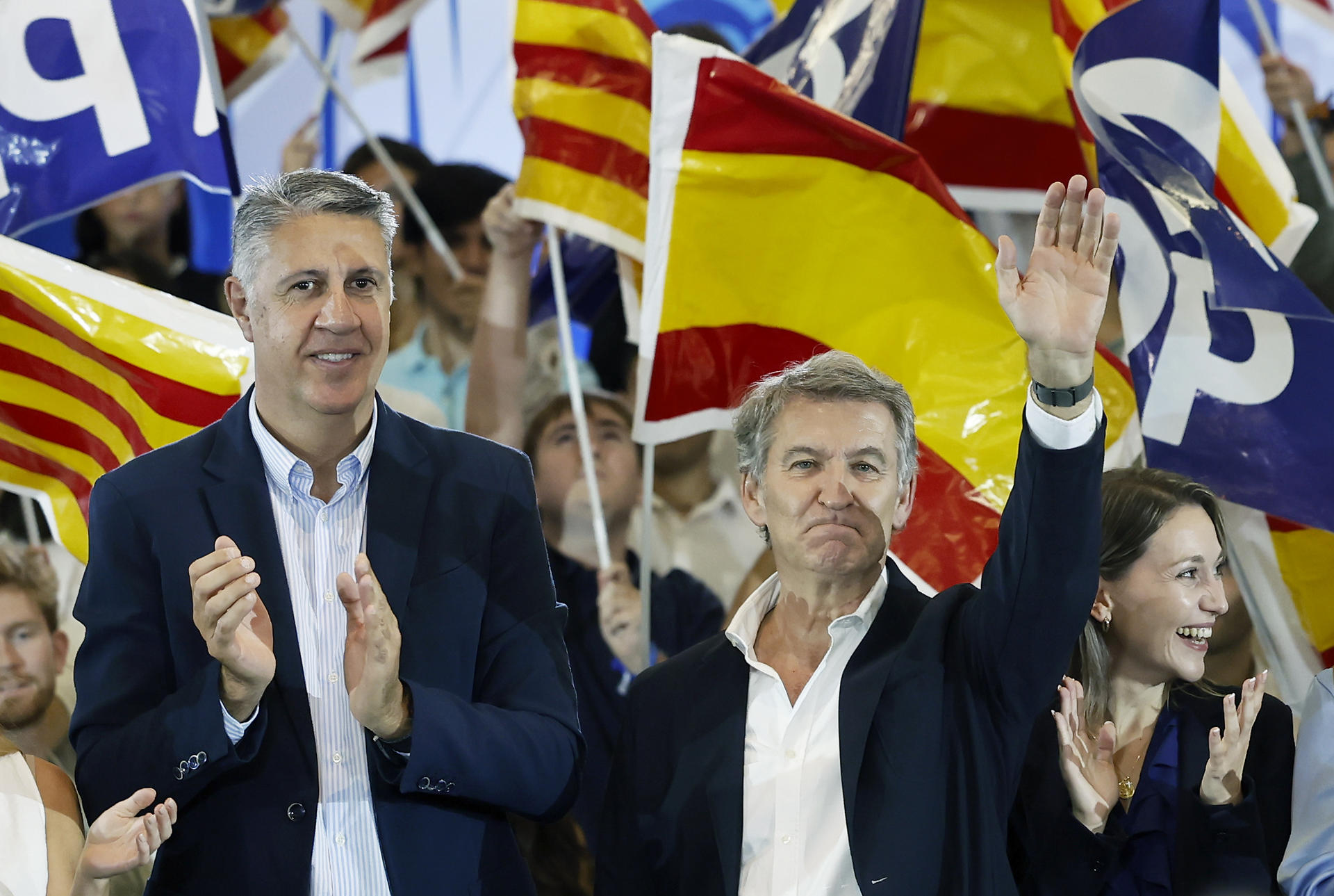 BARCELONA, 18/10/2026.- El presidente del PP, Alberto Nuñez Feijóo, acompañado del alcalde de Badalona y candidato por Barcelona, Xavier García Albiol (i), durante el acto de precampaña celebrado este domingo en Barcelona. EFE/ Andreu Dalmau
