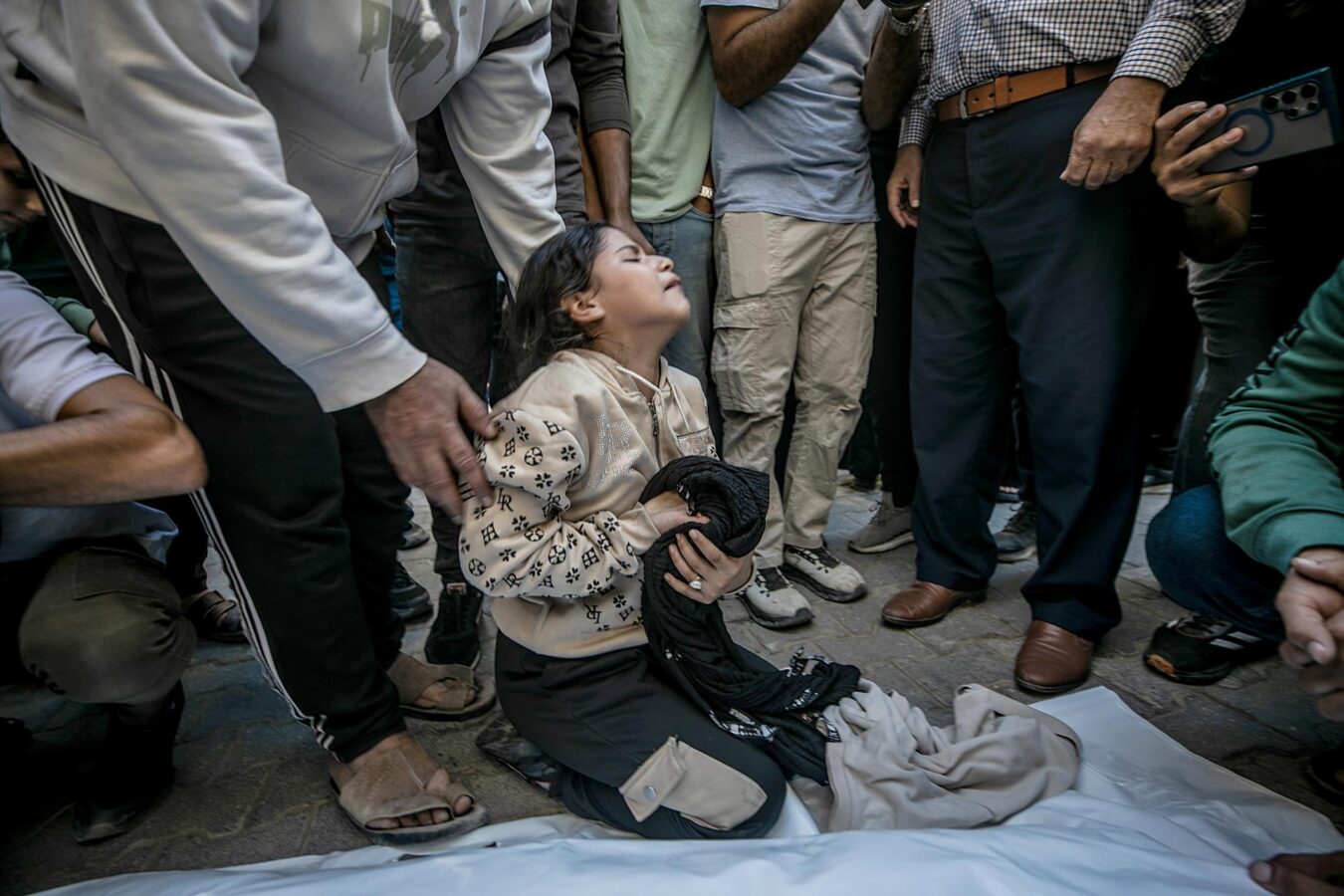 GAZA CITY (---), 20/10/2026.- Ten-year-old Dima, the daughter of Akram Yassin and Dena Abu Baker, mourns over their bodies at Al-Shifa Hospital during their funeral in Gaza City, 20 October 2026. According to a report by the Ministry of Health in Gaza, Akram Yassin and his wife, Dena Abu Baker, were killed in an Israeli airstrike in western Gaza City. EFE/EPA/MOHAMMED SABER