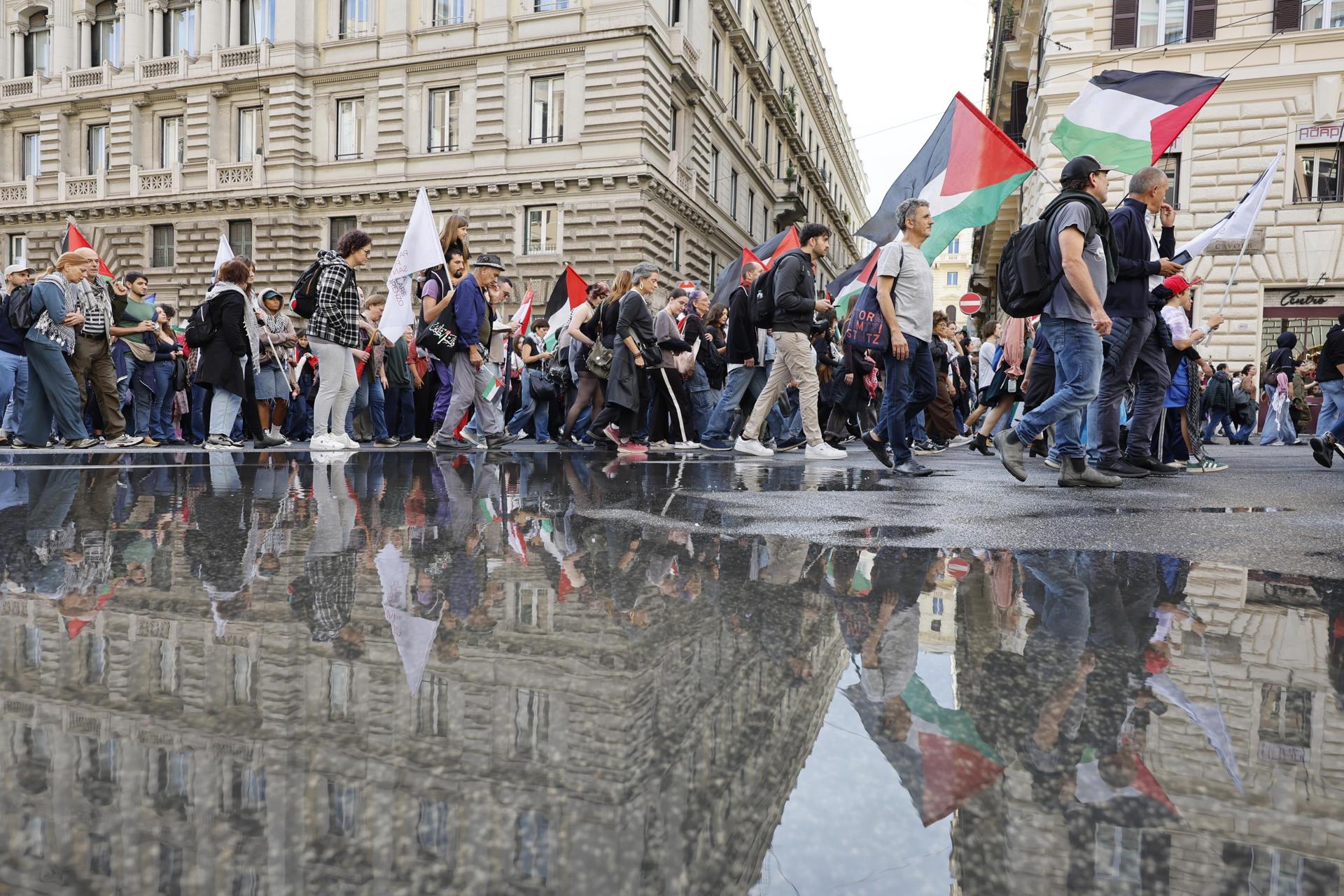 ROME (Italy), 10/10/2026.- People take part in a protest organized by the Palestinian Students' Movement for Palestine in Rome, Italy, 10 October 2026. (Protestas, Italia, Roma) EFE/EPA/FABIO FRUSTACI
