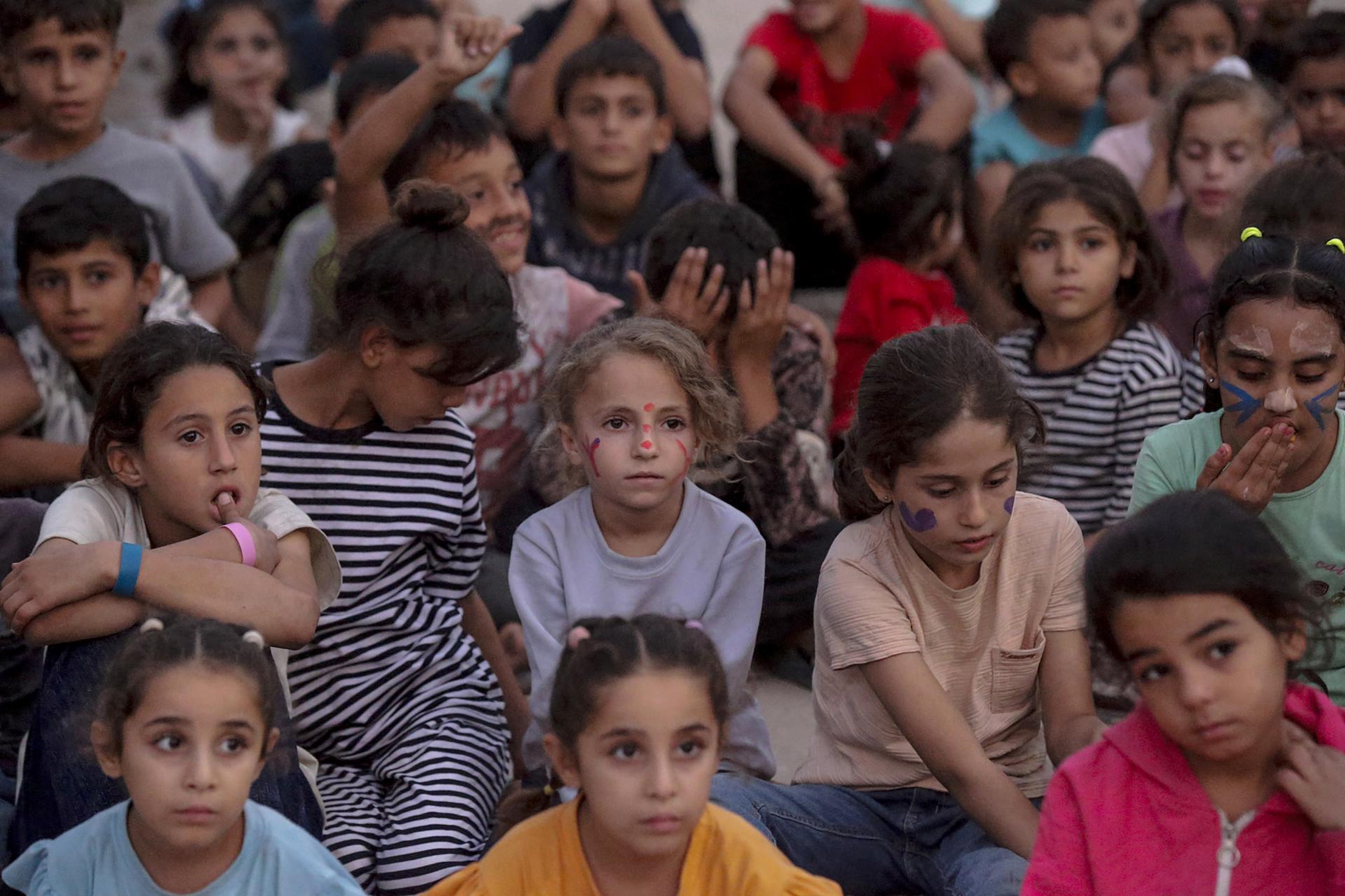 GAZA CITY (---), 16/10/2026.- Internally displaced Palestinian children watch a movie at a makeshift open-air cinema near the ruins of destroyed buildings in the Al-Sheikh Redwan neighborhood in Gaza City, 15 October 2026. Around 1.9 million people in Gaza, nearly 90 percent of the population, have been displaced since the Israel-Hamas conflict began in October 2023, according to the UN. (Cine) EFE/EPA/MOHAMMED SABER