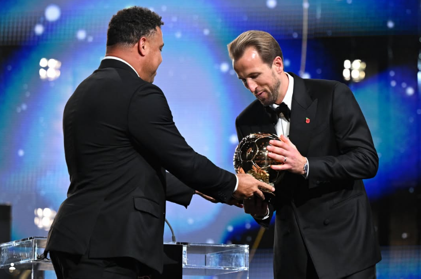 Harry Kane recibiendo el Balón de Oro de las manos de Ronaldo Nazario