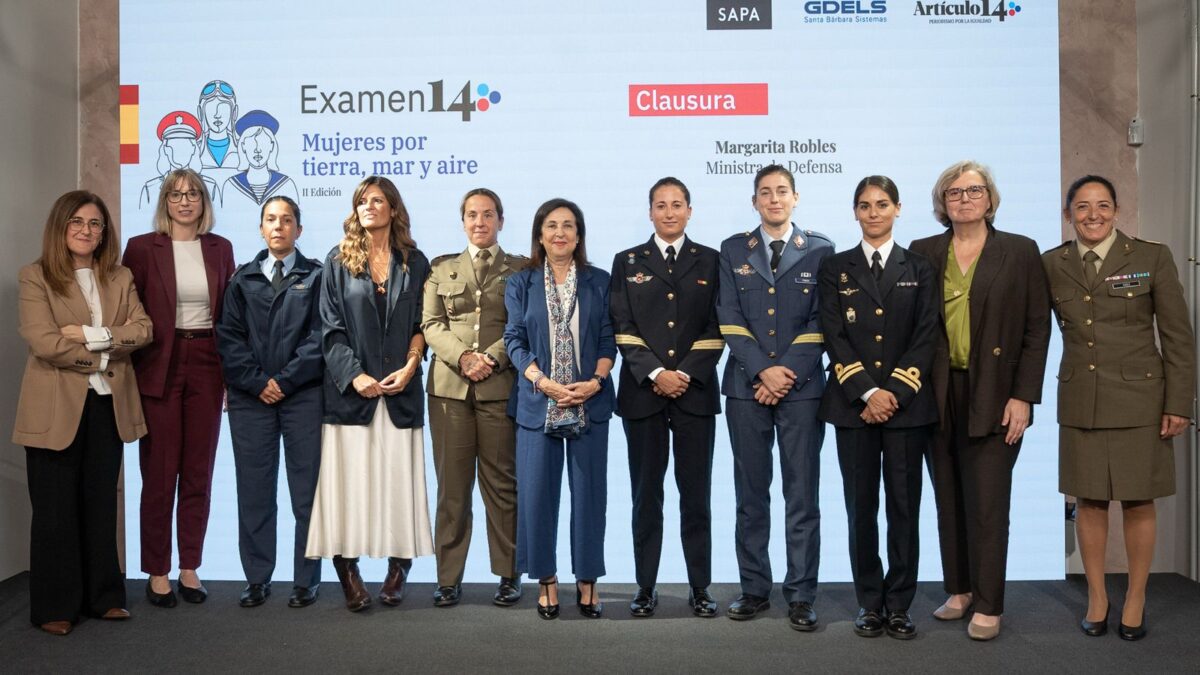 Las participantes de la II edición de Mujeres por tierra, mar y aire junto a la ministra de Defensa, Margarita Robles, y la directora de Artículo 14, Pilar Gómez.