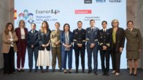 Las participantes de la II edición de Mujeres por tierra, mar y aire junto a la ministra de Defensa, Margarita Robles, y la directora de Artículo 14, Pilar Gómez.