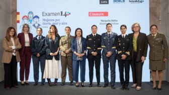 Las participantes de la II edición de Mujeres por tierra, mar y aire junto a la ministra de Defensa, Margarita Robles, y la directora de Artículo 14, Pilar Gómez.