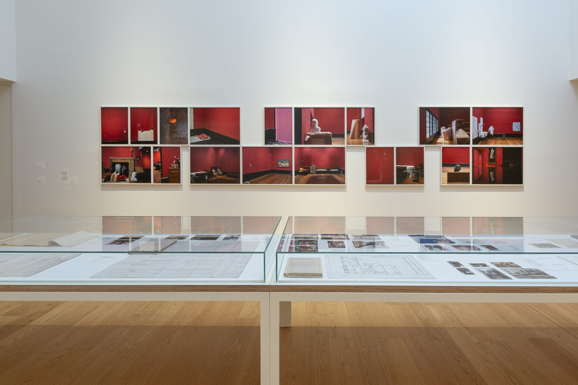 La última sala de Tras la casa del artista reúne documentación y fotografías contemporáneas de los interiores vacíos de la residencia histórica.