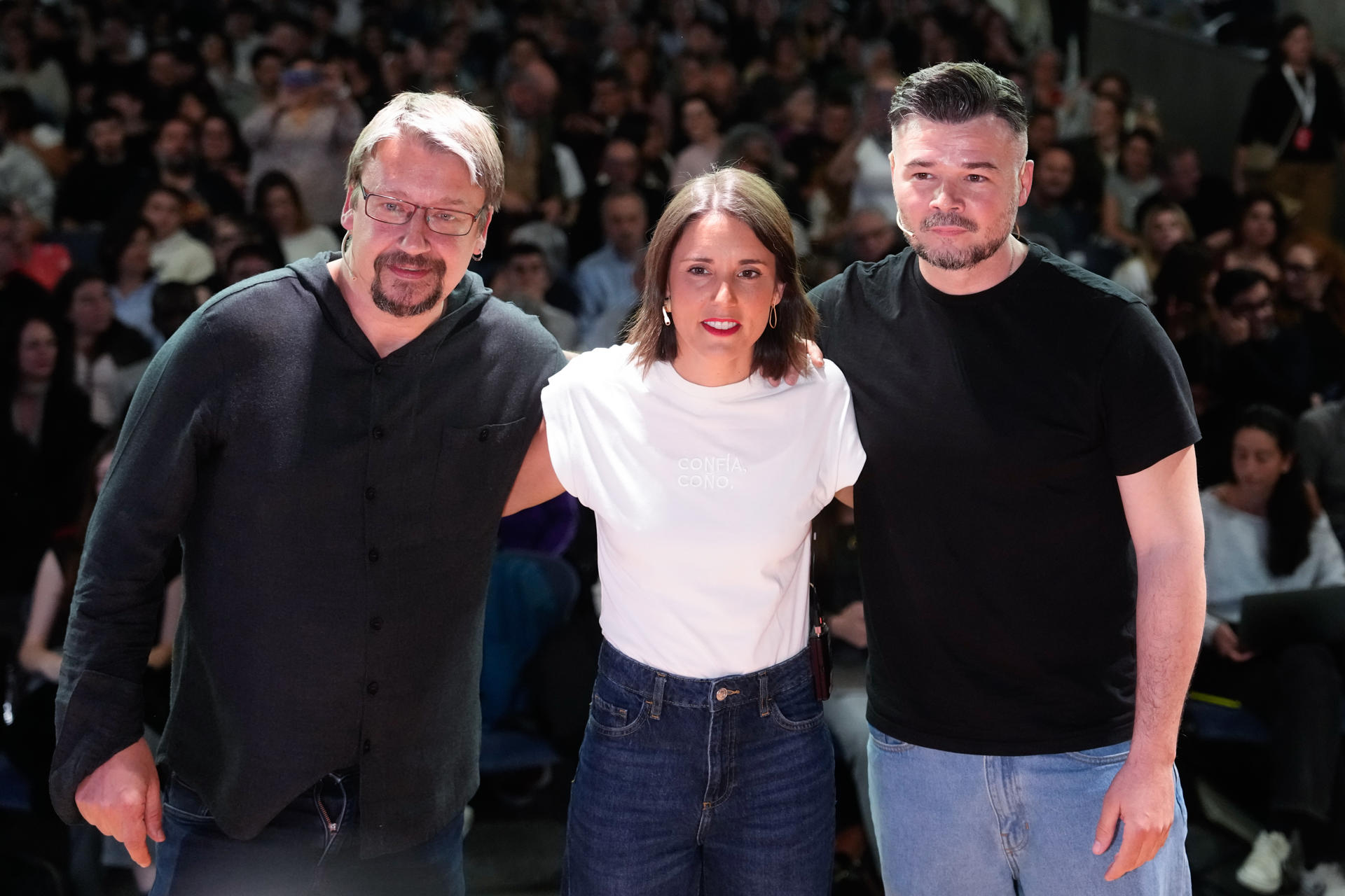 BARCELONA 09/04/2026.- El portavoz de ERC en el Congreso, Gabriel Rufián (d), la número dos de Podemos, Irene Montero, han protagonizado un acto con el título Que hay que hacer?, moderado por Xavier Domenech (i), ex diputado de Comunes, en el auditorio del Campus Ciutadella de la Universidad Pompeu Fabra de Barcelona, que ha reunido a más de 300 personas. EFE/Enric Fontcuberta