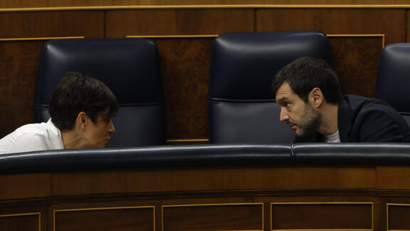 MADRID, 23/09/2026.- Los ministros Pablo Bustinduy e Isabel Rodríguez a su llegada a la sesión de control al Gobierno celebrada este miércoles en el Congreso. EFE/J.J. Guillén