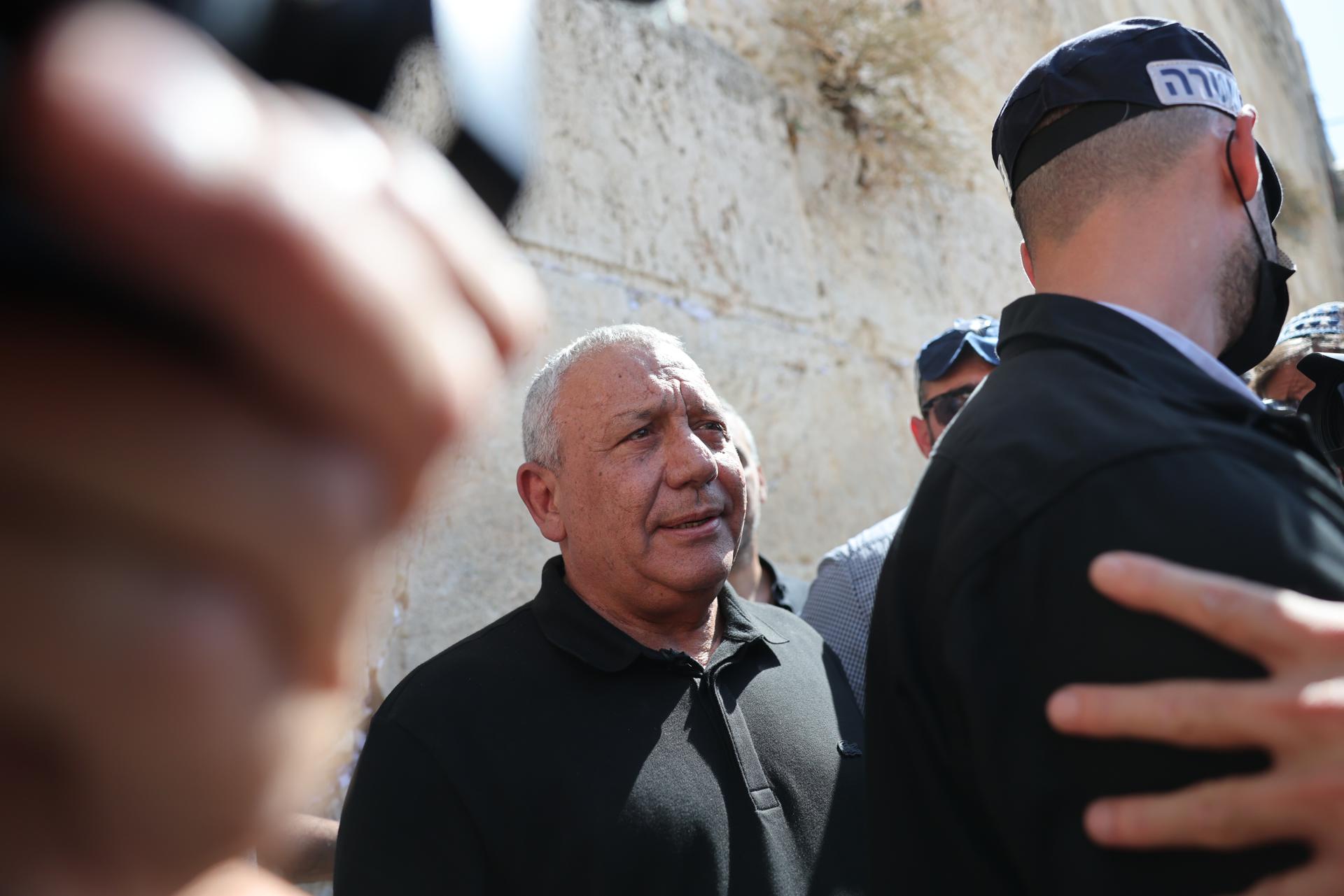 El exjefe del Estado Mayor israelí y líder del partido Yashar, Gadi Eisenkot, reza en el Muro de las Lamentaciones, en la Ciudad Vieja de Jerusalén