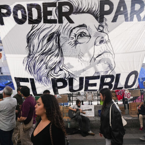 FOTODELDÍA MADRID, 17/10/2026.- Vista de la acampada de protesta en la Puerta del Sol este sábado. La estación de Metro de Sol permanecerá cerrada durante todo este sábado hasta acreditar que se cumplen las condiciones de "seguridad y salud exigidas, y ya se han realizado las labores de limpieza que han finalizado a las dos de la mañana.- EFE/ Borja Sanchez-Trillo