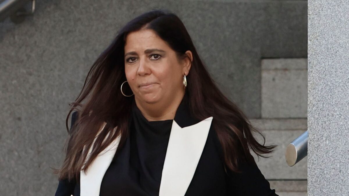La jueza Beatriz Biedma (d), que procesó al hermano de Pedro Sánchez, sale de la Audiencia Nacional.