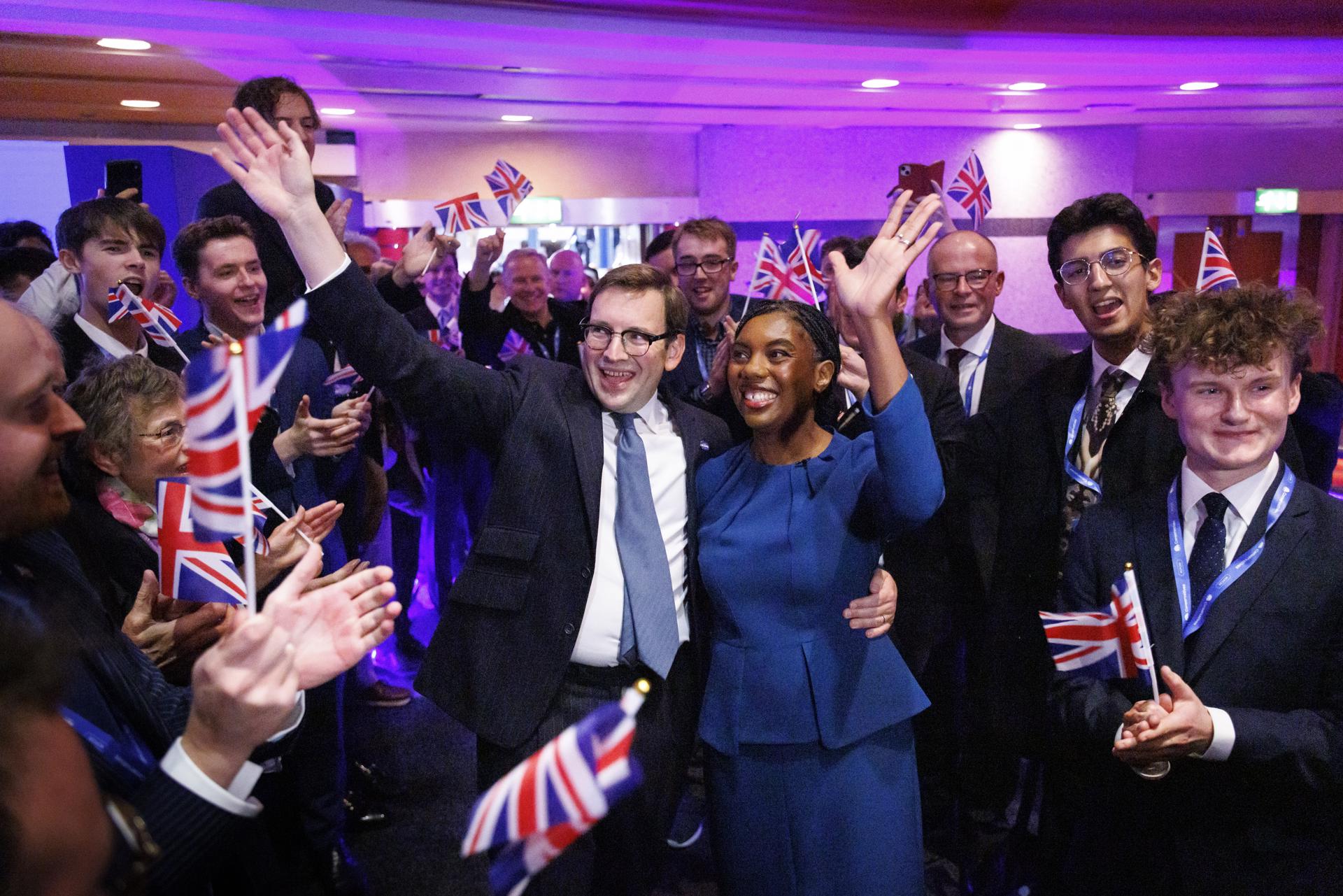 BIRMINGHAM (United Kingdom), 07/10/2026.- Leader of the British Conservative Party Kemi Badenoch (R) and her husband Hamish Badenoch (L) wave to delegates after her keynote speech on the fourth and final day of the British Conservative Party annual conference at the International Convention Centre (ICC) in Birmingham, Britain, 07 October 2026. The annual conference runs from 04 to 07 October as the party trails behind the governing Labour Party and the populist Reform UK after losing the general election in 2024. (Reino Unido) EFE/EPA/TOLGA AKMEN