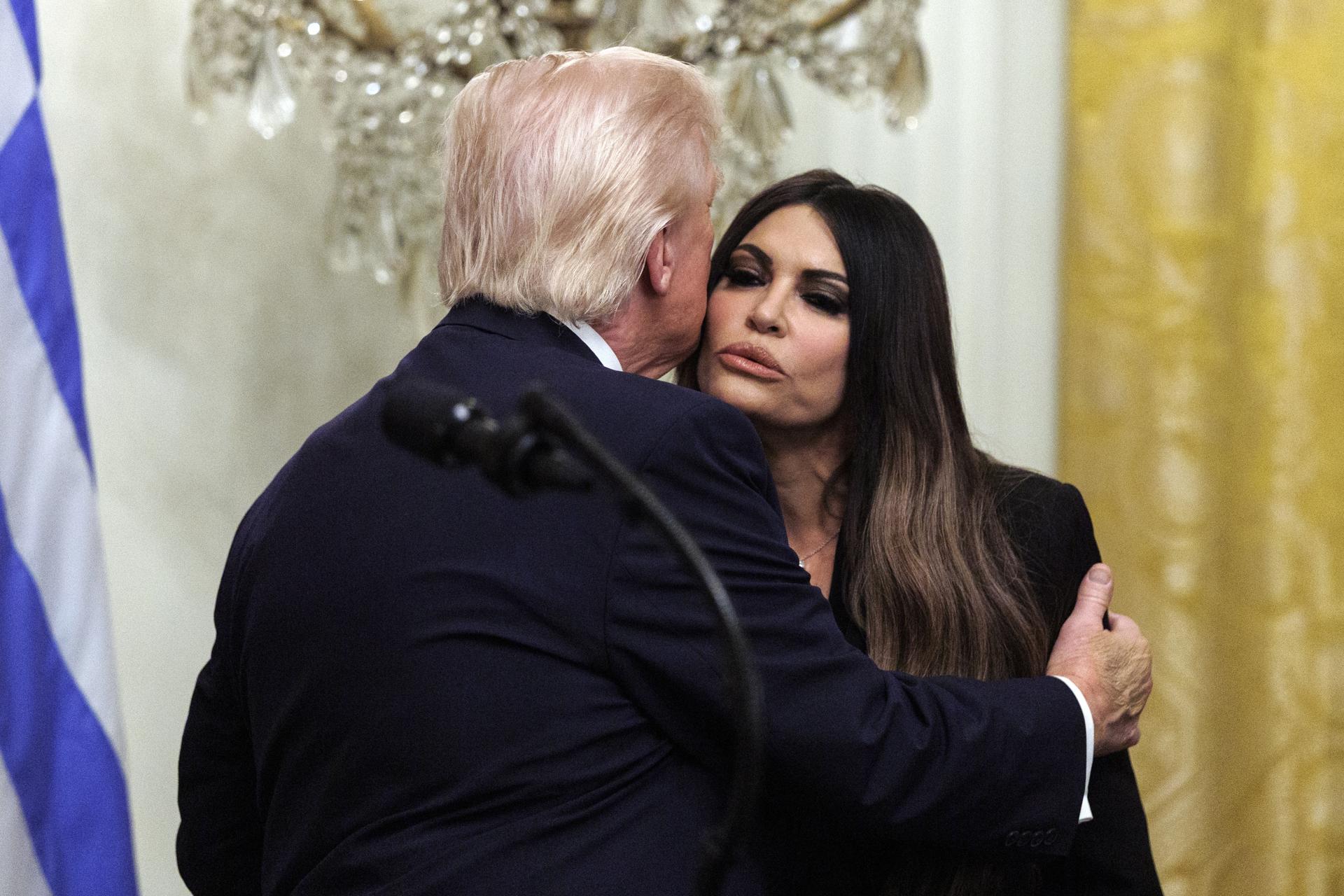 WASHINGTON (United States), 26/03/2026.- US President Donald Trump (L) greets US Ambassador to Greece Kimberly Guilfoyle during a Greek Independence Day celebration in the East Room of the White House in Washington, DC, USA, 26 March 2026. President Trump issued an official proclamation designating 25 March 2026, as 'Greek Independence Day: A National Day of Celebration of Greek and American Democracy'. (Grecia) EFE/EPA/WILL OLIVER / POOL