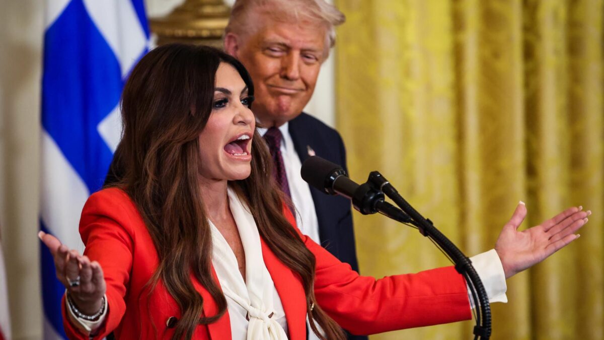 Washington (United States), 24/03/2025.- Kimberly Guilfoyle, President Trump's nominee to be the US ambassador to Greece, speaks alongside US President Donald Trump during a Greek Independence Day celebration event in the East Room at the White House in Washington, DC, USA, 24 March 2025. (Grecia) EFE/EPA/Samuel Corum/ POOL