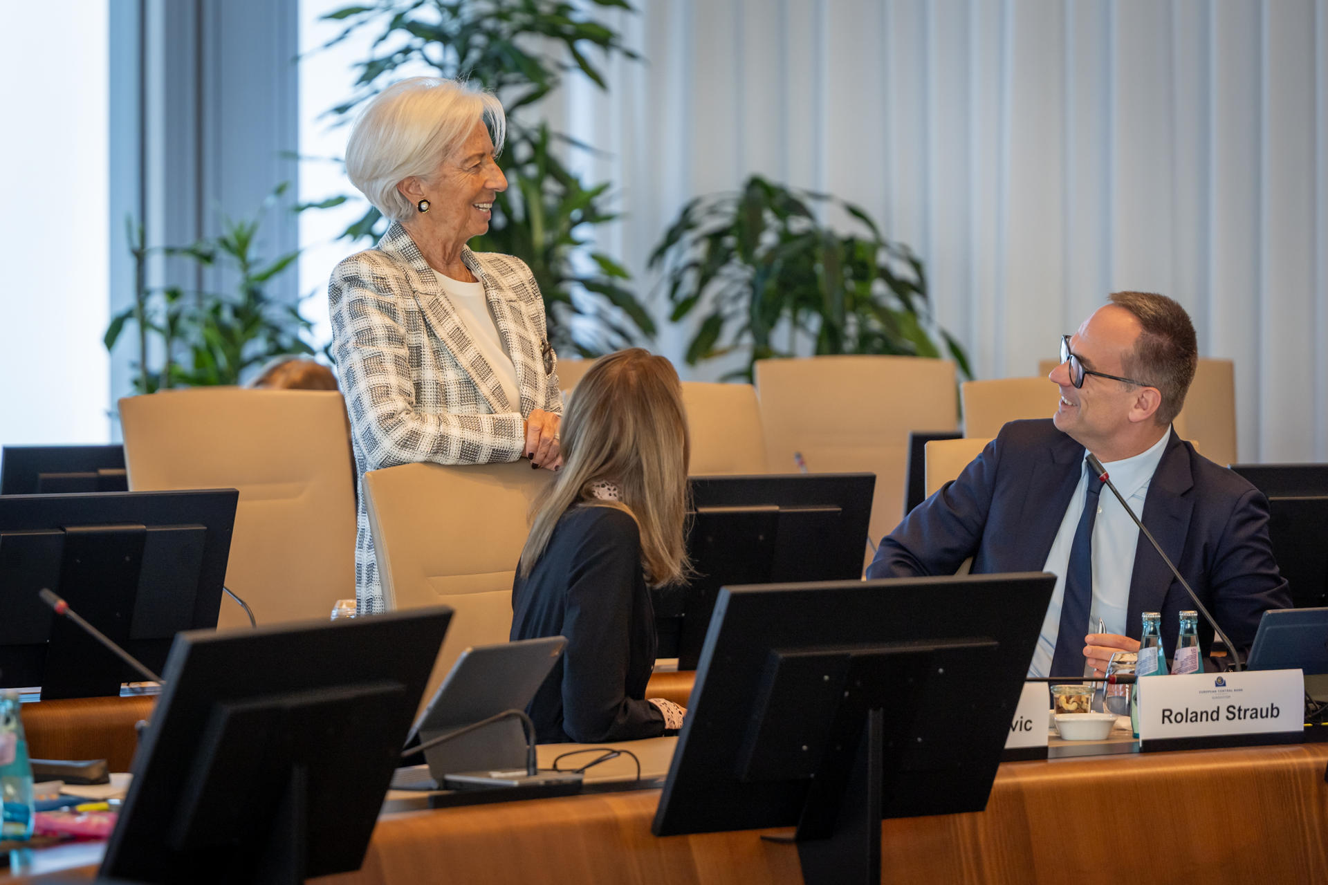 FRÁNCFORT, 29/10/2026.- La presidenta del Banco Central Europeo (BCE), la francesa Christine Lagarde, conversa con Roland Straub durante la reunión de hoy del Consejo de Gobierno. Lagarde ha informado este jueves al Consejo de Gobierno de la institución y al presidente del Consejo Europeo, António Costa, de que dejará su cargo el 7 de febrero de 2027, antes de que concluya su mandato a finales de octubre del próximo año. EFE/ Maria Rita Quitadamo/BCE - SOLO USO EDITORIAL/SOLO DISPONIBLE PARA ILUSTRAR LA NOTICIA QUE ACOMPAÑA (CRÉDITO OBLIGATORIO) -