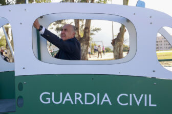 ALGECIRAS (CÁDIZ), 13/10/2026.- El alcalde de Algeciras, José Ignacio Landaluce, inaugura este martes un parque infantil. La resistencia a dimitir del alcalde de Algeciras (Cádiz), José Ignacio Landaluce, tras ser denunciado por agresiones sexuales por dos militantes del PP, ha llevado a que doce de los quince concejales populares hayan abandonado la tarde este martes el gobierno municipal para forzar la salida del regidor. EFE/ A.Carrasco Ragel