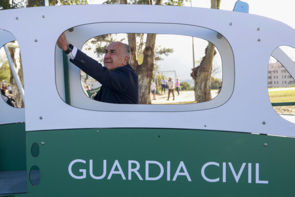ALGECIRAS (CÁDIZ), 13/10/2026.- El alcalde de Algeciras, José Ignacio Landaluce, inaugura este martes un parque infantil. La resistencia a dimitir del alcalde de Algeciras (Cádiz), José Ignacio Landaluce, tras ser denunciado por agresiones sexuales por dos militantes del PP, ha llevado a que doce de los quince concejales populares hayan abandonado la tarde este martes el gobierno municipal para forzar la salida del regidor. EFE/ A.Carrasco Ragel